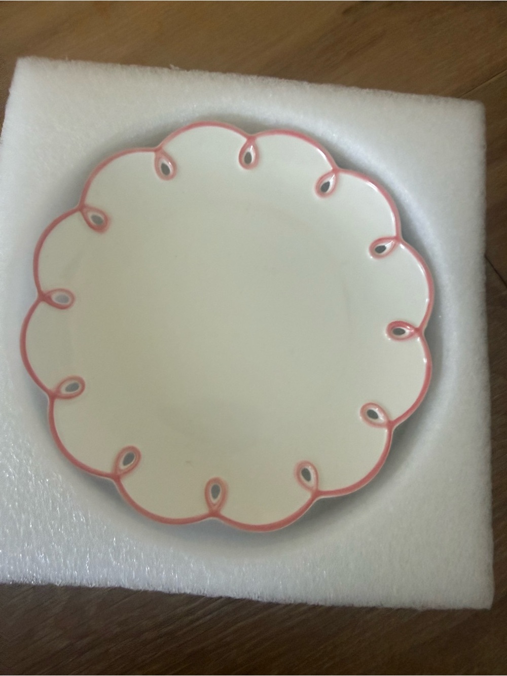 Scalloped White Ceramic Dinner Plate with Pink Trim